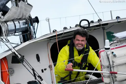 Loïc Féquet souriant dans le cockpit de son Class40